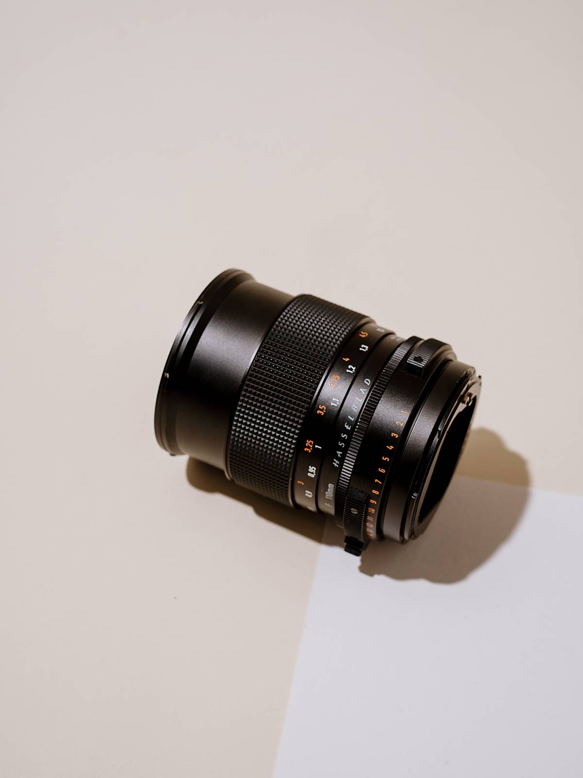 hasselblad FE 110mm fe lens side view with blue lines